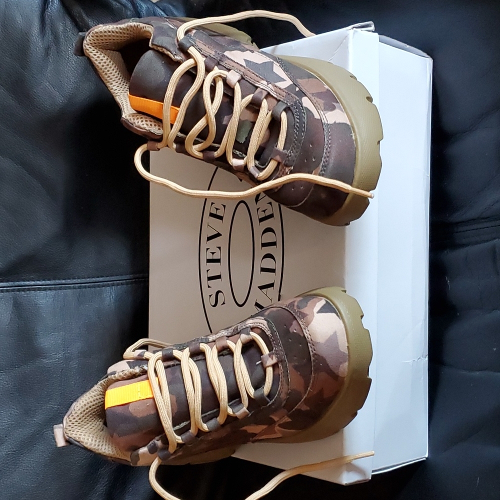 STEVE MADDEN Junior Camo Sneaker